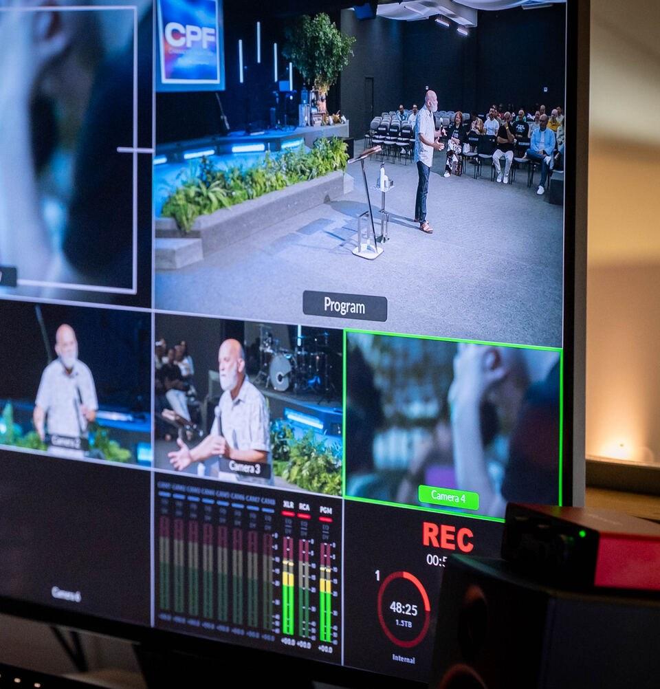 Telas da transmissão ao vivo da conferência